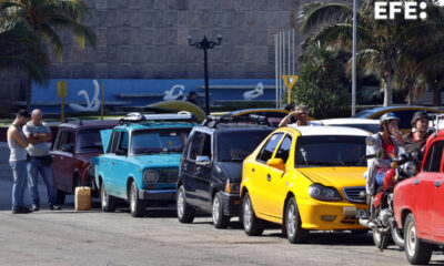 Conductores esperan en una fila para abastecerse de combustible este miércoles, en La Habana (Cuba). EFE/ Ernesto Mastrascusa