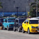 Conductores esperan en una fila para abastecerse de combustible este miércoles, en La Habana (Cuba). EFE/ Ernesto Mastrascusa