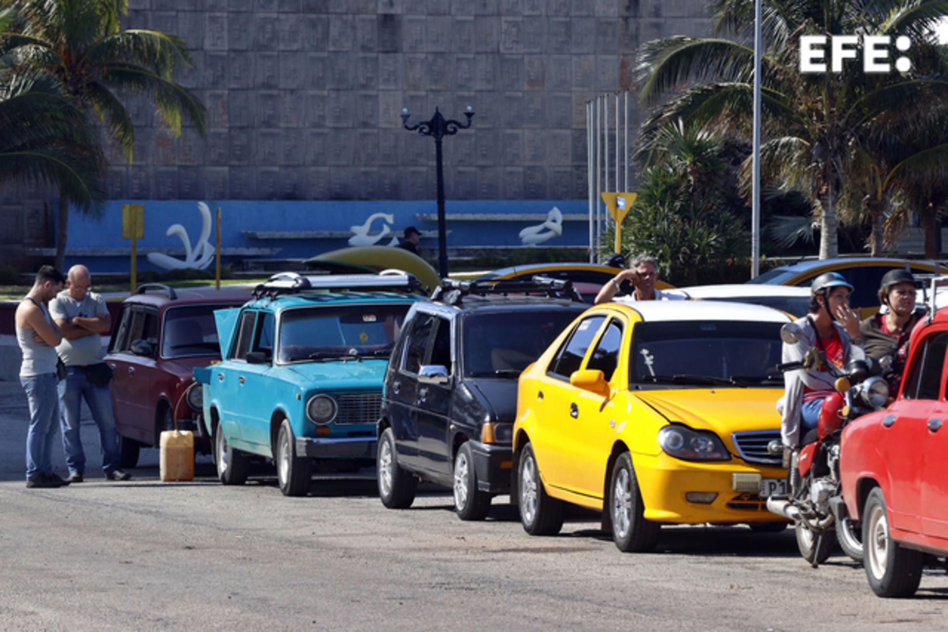 Conductores esperan en una fila para abastecerse de combustible este miércoles, en La Habana (Cuba). EFE/ Ernesto Mastrascusa