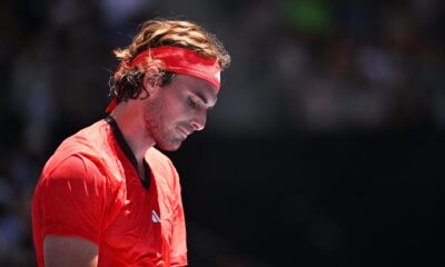 El griego Stefanos Tsitsipas, tras perder en primera ronda del Abierto de Australia con el estadounidense Alex Michelsen. EFE/EPA/JAMES ROSS