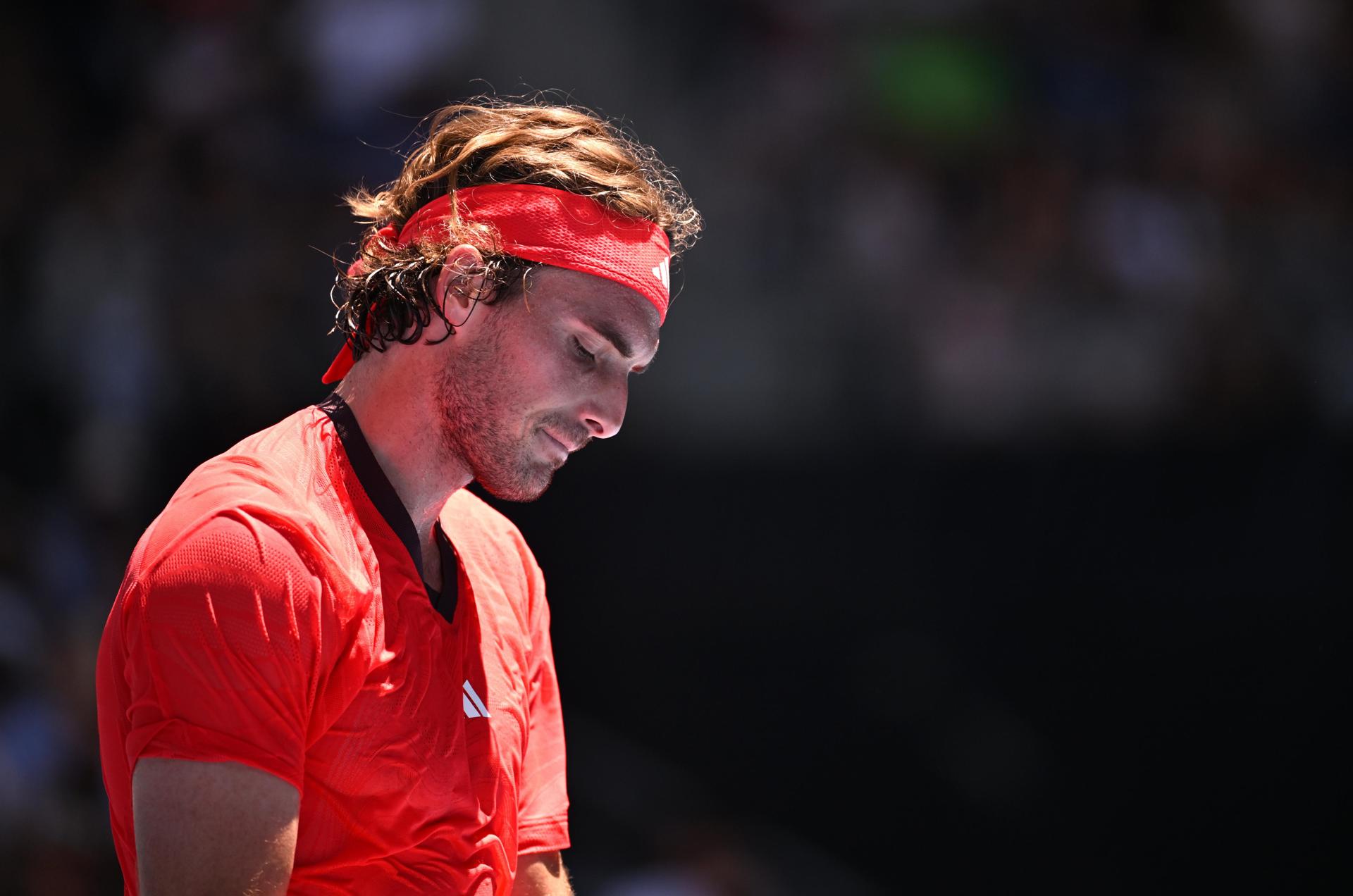 El griego Stefanos Tsitsipas, tras perder en primera ronda del Abierto de Australia con el estadounidense Alex Michelsen. EFE/EPA/JAMES ROSS