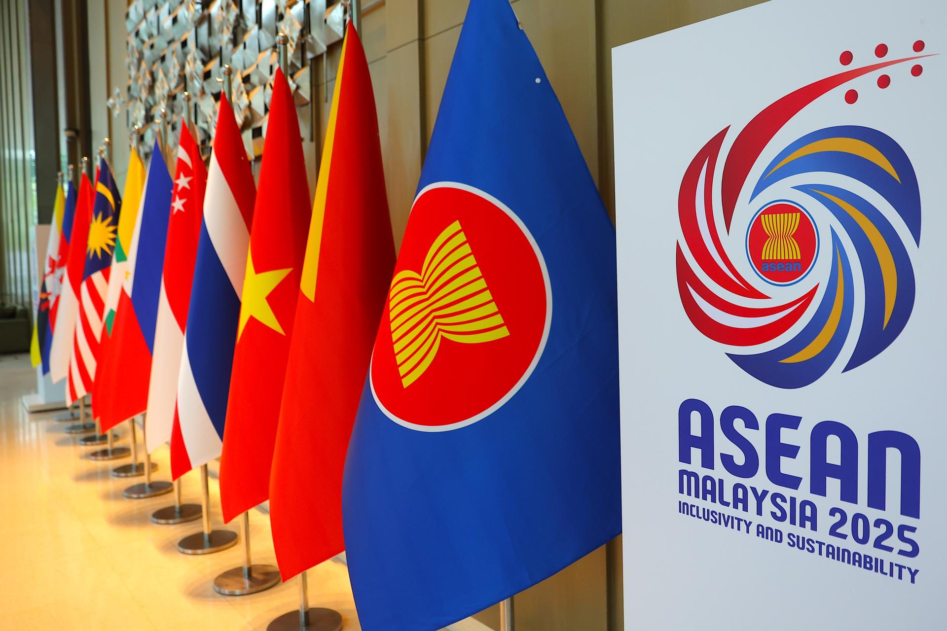 Langkawi Island (Malaysia), 17/01/2025.- Vista del logo de la Asociación de Naciones del Sudeste Asiático, cuyos miembros celebran una cumbre de cancilleres en Malasia. (ASEAN) EFE/EPA/FAZRY ISMAIL