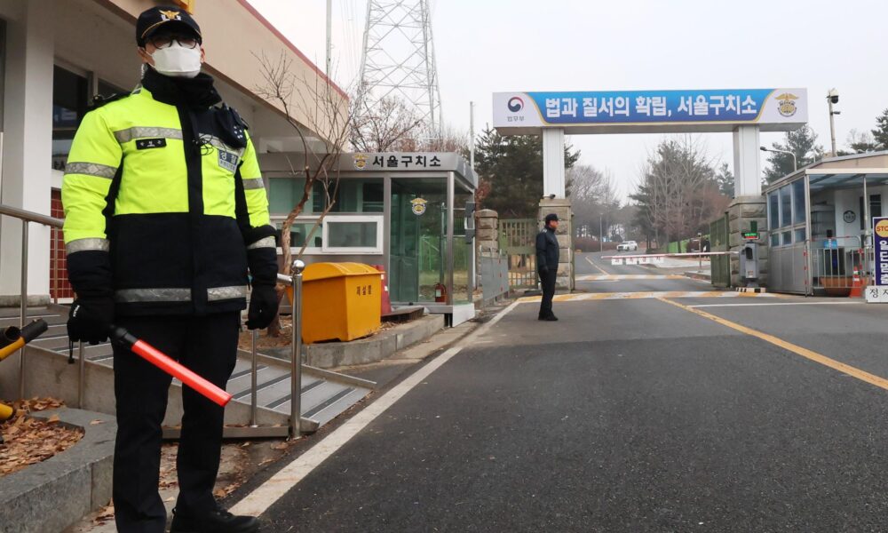 Agentes de policía hacen guardia frente al Centro de Detención de Seúl en Uiwang, a 25 kilómetros al sur de Seúl, (Corea del Sur), donde se encuentra encarcelado el presidente surcoreano arrestado, Yoon Suk Yeol. EFE/YONHAP