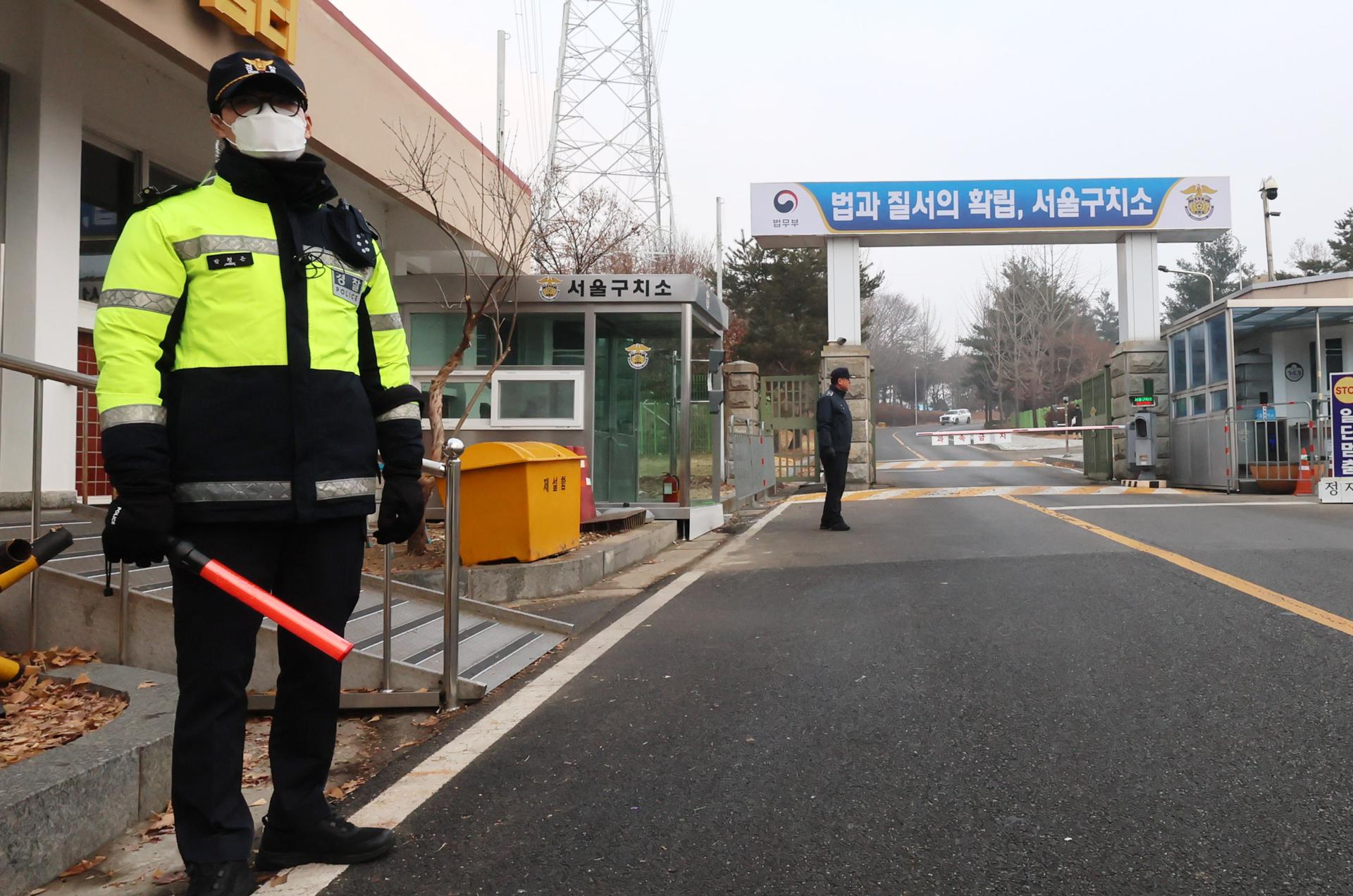 Agentes de policía hacen guardia frente al Centro de Detención de Seúl en Uiwang, a 25 kilómetros al sur de Seúl, (Corea del Sur), donde se encuentra encarcelado el presidente surcoreano arrestado, Yoon Suk Yeol. EFE/YONHAP