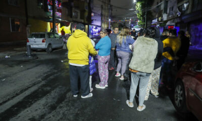 Personas desalojan sus viviendas al registrarse un sismo de 6,1 este domingo en la Ciudad de México  (México). EFE/Mario Guzmán