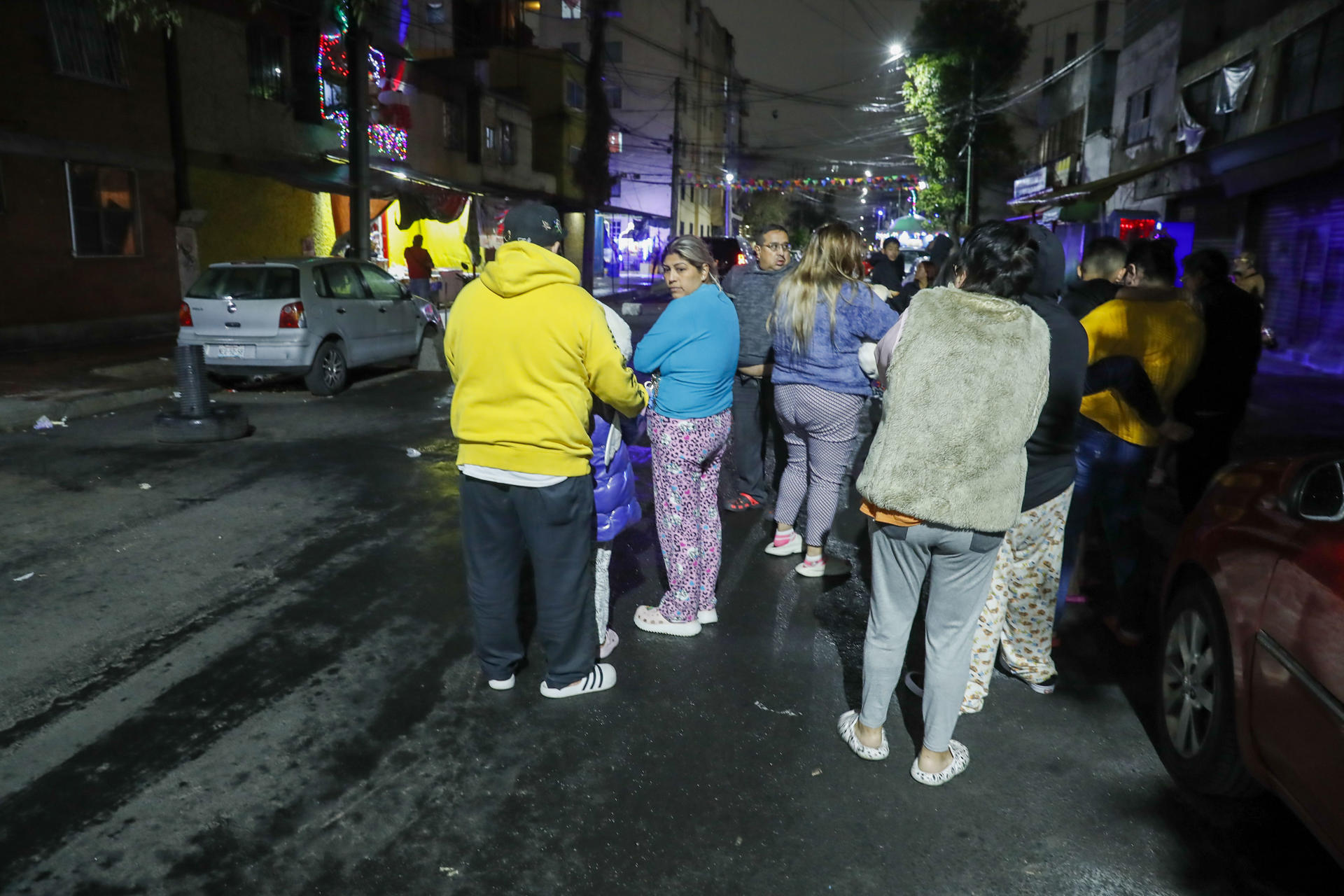 Personas desalojan sus viviendas al registrarse un sismo de 6,1 este domingo en la Ciudad de México  (México). EFE/Mario Guzmán