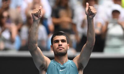 El español Carlos Alcaraz, tercer favorito del Abierto de Australia, se acreditó este miércoles una maciza victoria por 6-0, 6-1 y 6-4 sobre el japonés Yoshihito Nishioka y avanzó a la tercera ronda el torneo.EFE/EPA/LUKAS COCH AUSTRALIA AND NEW ZEALAND OUT