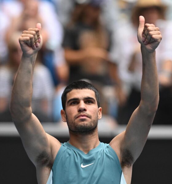 El español Carlos Alcaraz, tercer favorito del Abierto de Australia, se acreditó este miércoles una maciza victoria por 6-0, 6-1 y 6-4 sobre el japonés Yoshihito Nishioka y avanzó a la tercera ronda el torneo.EFE/EPA/LUKAS COCH AUSTRALIA AND NEW ZEALAND OUT