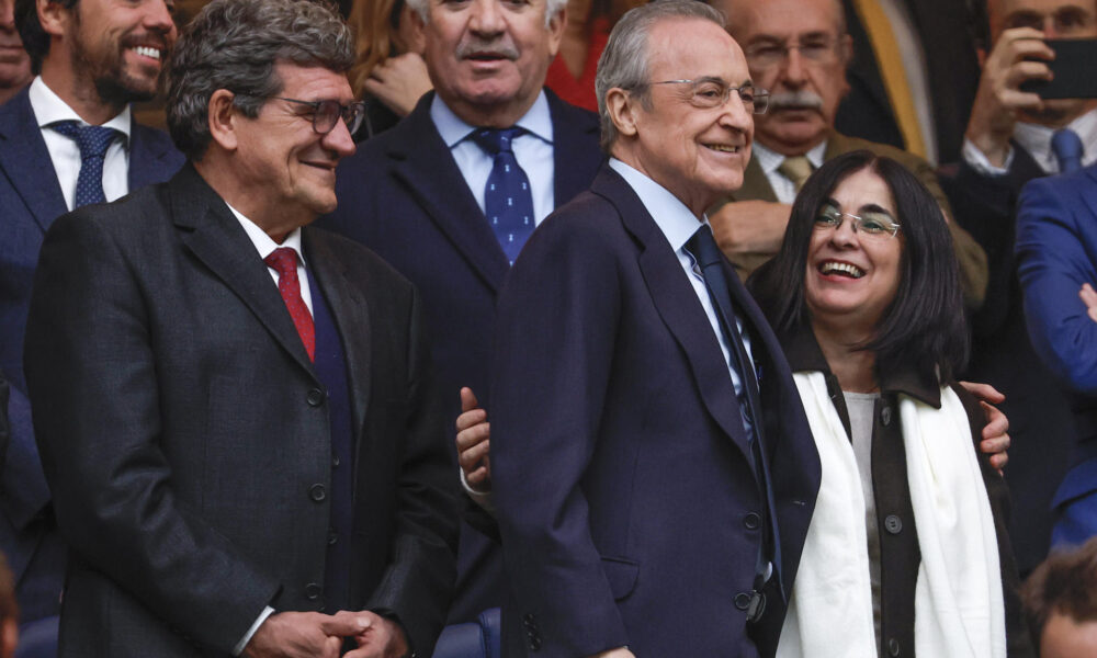 El presidente del Real Madrid, Florentino Pérez (c), el gobernador del Banco de España, José Luis Escrivá Belmonte (i), y la alcaldesa de Las Palmas, Carolina Darias (d), este domingo, durante un partido de la jornada 20 de LaLiga EA Sports, entre el Real Madrid y el UD Las Palmas, en el Estadio Santiago Bernabéu de Madrid. EFE/ Sergio Perez