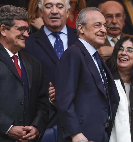 El presidente del Real Madrid, Florentino Pérez (c), el gobernador del Banco de España, José Luis Escrivá Belmonte (i), y la alcaldesa de Las Palmas, Carolina Darias (d), este domingo, durante un partido de la jornada 20 de LaLiga EA Sports, entre el Real Madrid y el UD Las Palmas, en el Estadio Santiago Bernabéu de Madrid. EFE/ Sergio Perez