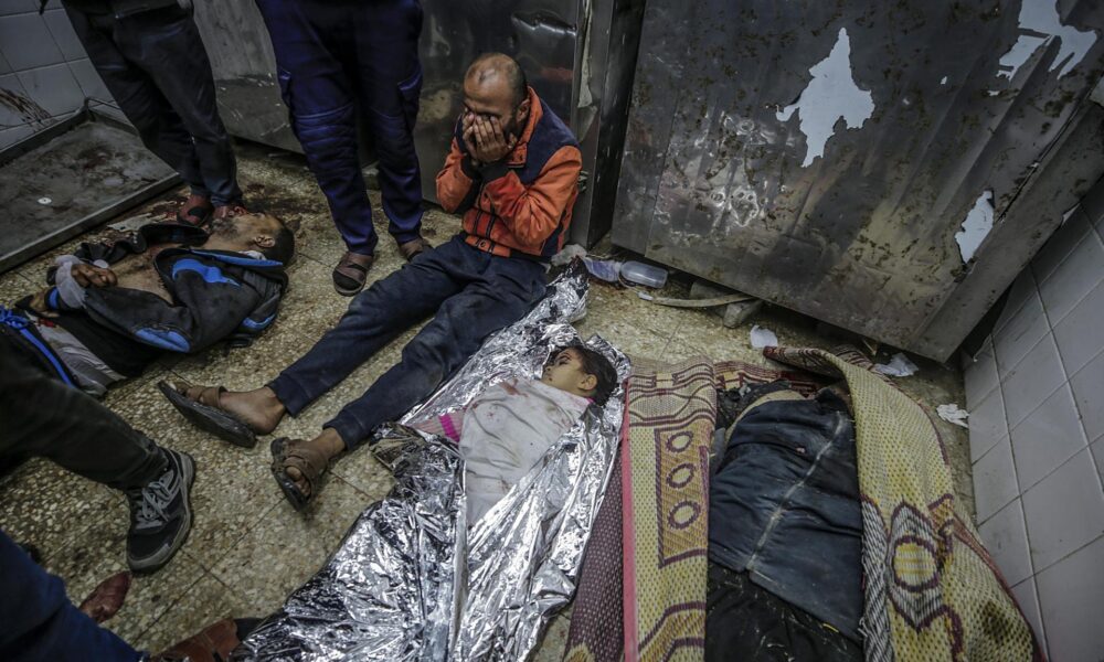 Un palestino llora la muerte de familiares en el hospital de Deir Al Balah, en el centro de Gaza. EFE/EPA/MOHAMMED SABER--- PUEDE HERIR LA SENSIBILIDAD---