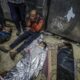 Un palestino llora la muerte de familiares en el hospital de Deir Al Balah, en el centro de Gaza. EFE/EPA/MOHAMMED SABER--- PUEDE HERIR LA SENSIBILIDAD---