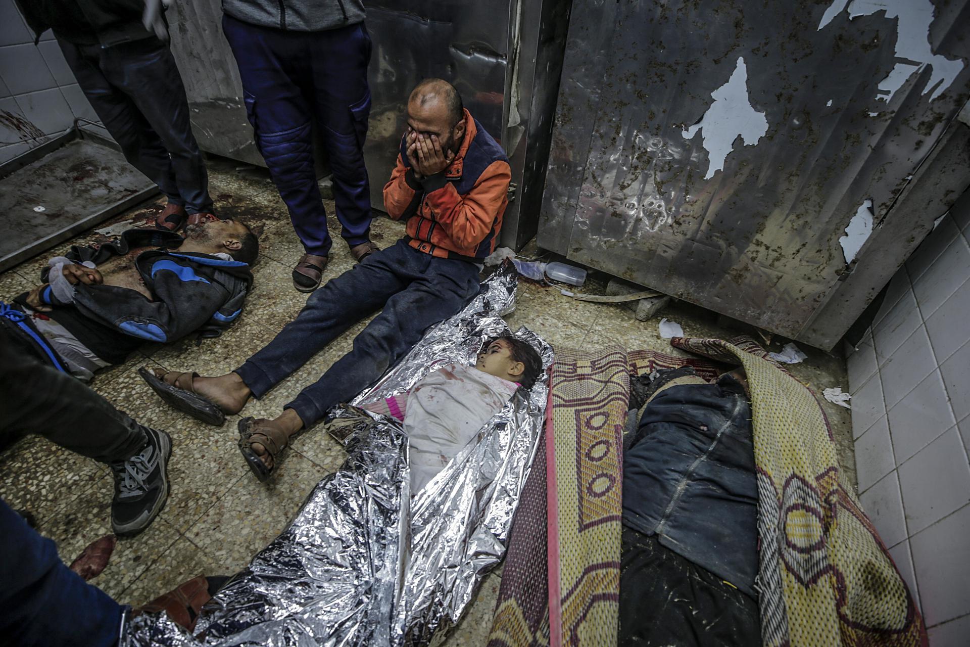 Un palestino llora la muerte de familiares en el hospital de Deir Al Balah, en el centro de Gaza. EFE/EPA/MOHAMMED SABER--- PUEDE HERIR LA SENSIBILIDAD---