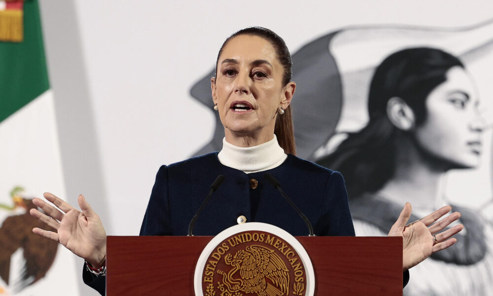 La presidenta de México Claudia Sheinbaum habla durante una rueda de prensa este lunes, en Palacio Nacional de la Ciudad de México (México). EFE/ José Méndez