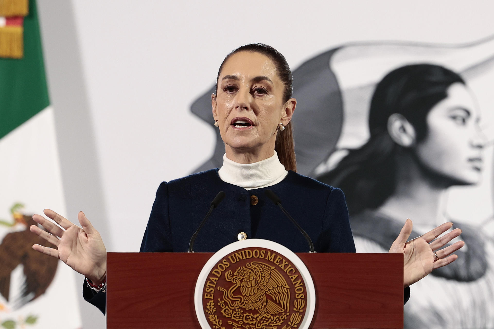 La presidenta de México Claudia Sheinbaum habla durante una rueda de prensa este lunes, en Palacio Nacional de la Ciudad de México (México). EFE/ José Méndez