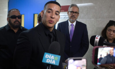 El reguetonero puertorriqueño Daddy Yankee, habla con medios de comunicación a su salida de una audiencia en San Juan (Puerto Rico). Imagen de archivo. EFE/Thais Llorca