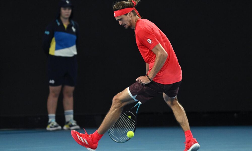 El tenista alemán Alexander Zverev después de ganar el partido de primera ronda en la categoría individual masculina contra el francés Lucas Pouille en el Abierto de Australia en Melbourne, Australia. EFE/EPA/LUKAS COCH