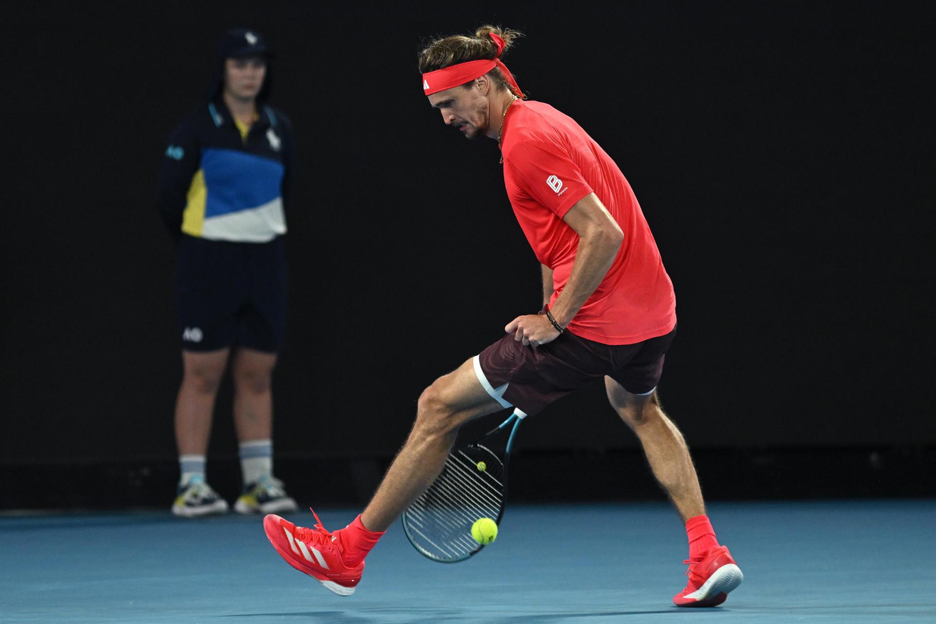 El tenista alemán Alexander Zverev después de ganar el partido de primera ronda en la categoría individual masculina contra el francés Lucas Pouille en el Abierto de Australia en Melbourne, Australia. EFE/EPA/LUKAS COCH