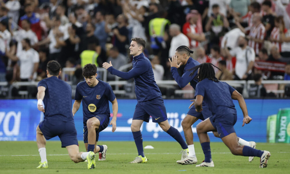 Los jugadores del Barcelona calientan antes del partido de la final de la Supercopa de España de fútbol entre el Real Madrid y el Barcelona, este domingo  en Yeda, Arabia Saudí. EFE/ Alberto Estévez