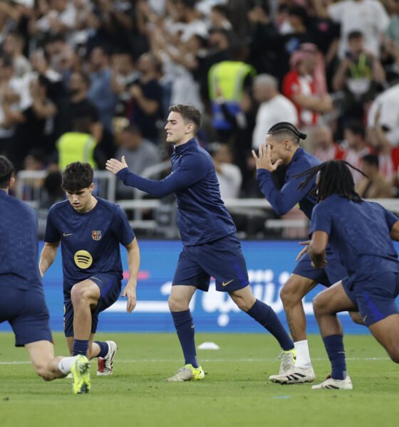 Los jugadores del Barcelona calientan antes del partido de la final de la Supercopa de España de fútbol entre el Real Madrid y el Barcelona, este domingo  en Yeda, Arabia Saudí. EFE/ Alberto Estévez