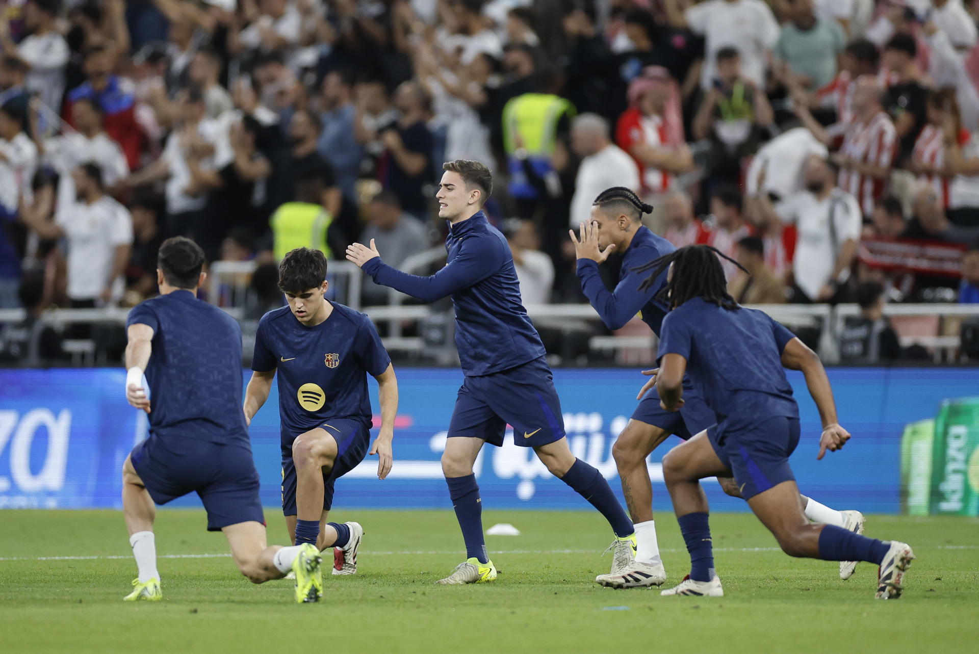 Los jugadores del Barcelona calientan antes del partido de la final de la Supercopa de España de fútbol entre el Real Madrid y el Barcelona, este domingo  en Yeda, Arabia Saudí. EFE/ Alberto Estévez