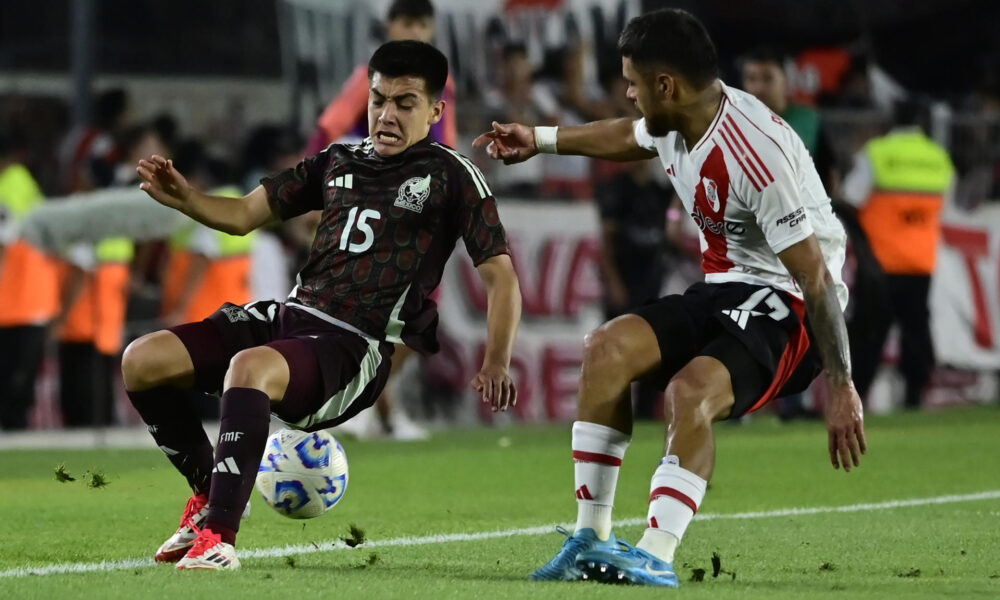 Paulo Diaz (d) de River Plate disputa el balón con Gilberto Mora de México. EFE/ Matias Martín Campaya