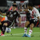 Paulo Diaz (d) de River Plate disputa el balón con Gilberto Mora de México. EFE/ Matias Martín Campaya