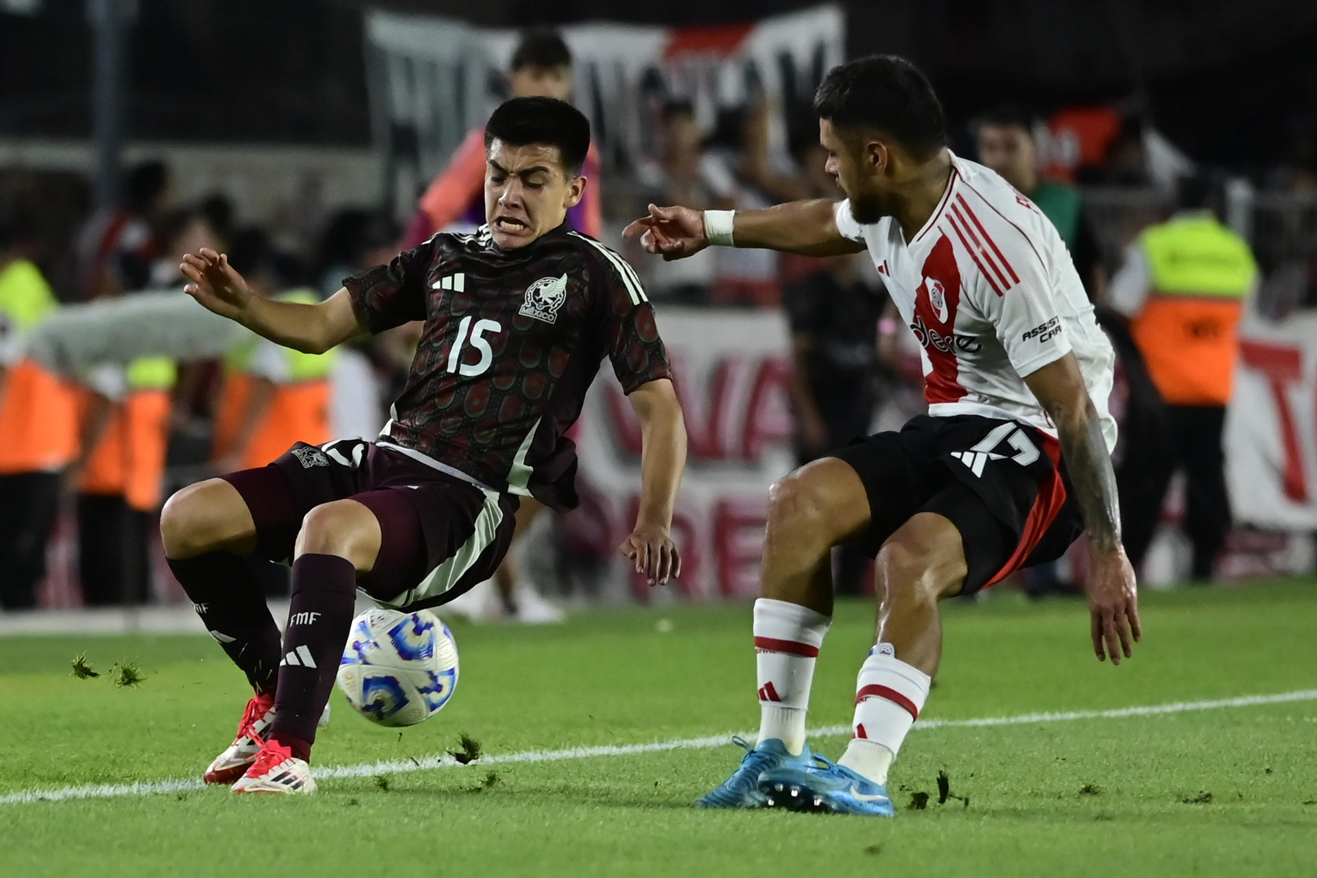 Paulo Diaz (d) de River Plate disputa el balón con Gilberto Mora de México. EFE/ Matias Martín Campaya