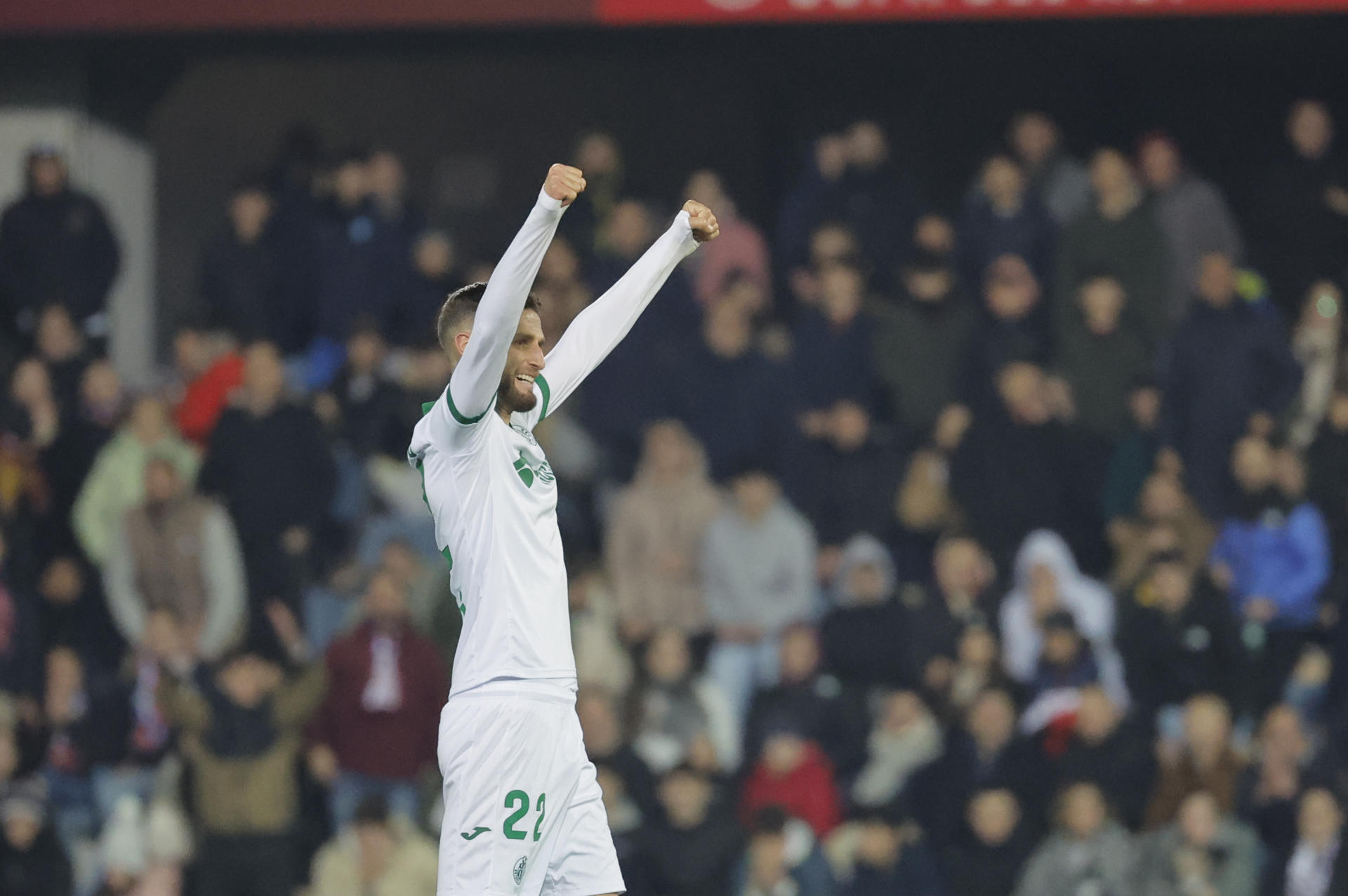 El defensa del Getafe Domingos Duarte celebra la victoria en el partido de octavos de la Copa del Rey entre Pontevedra CF y Getafe CF, este miércoles en el Estadio Municipal de Pasarón, en Pontevedra. EFE/ Lavandeira Jr