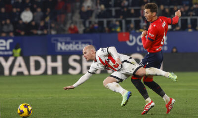 El centrocampista del Osasuna Lucas Torró disputa un balón ante el delantero del Rayo Vallecano Isi Palazón (i) este domingo, durante el partido de la jornada 20 de LaLiga EA Sports, entre el Osasuna y el Rayo Vallecano, en el Estadio El SADAR de Pamplona. EFE/ Villar Lopez