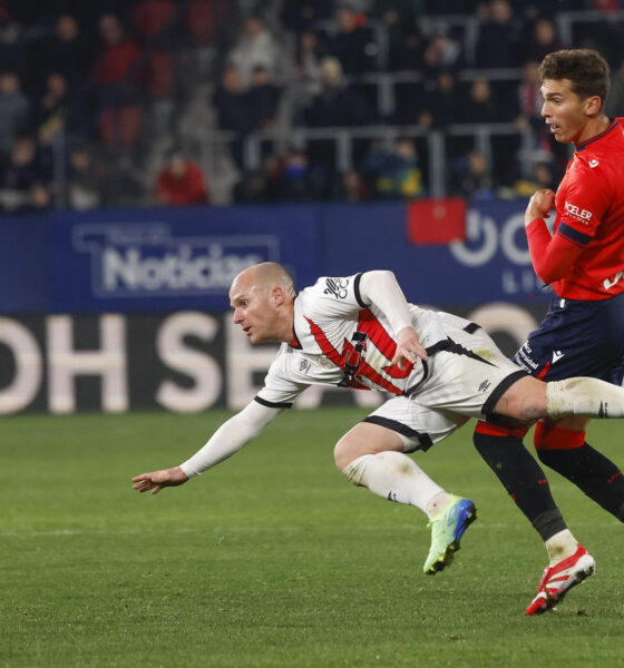 El centrocampista del Osasuna Lucas Torró disputa un balón ante el delantero del Rayo Vallecano Isi Palazón (i) este domingo, durante el partido de la jornada 20 de LaLiga EA Sports, entre el Osasuna y el Rayo Vallecano, en el Estadio El SADAR de Pamplona. EFE/ Villar Lopez