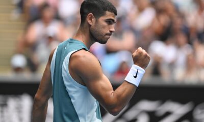 Carlos Alcaraz celebra su victoria sobre el japonés t Yoshihito Nishioka, en la segunda ronda del Abierto de Australia. EFE/EPA/LUKAS COCH AUSTRALIA AND NEW ZEALAND OUT