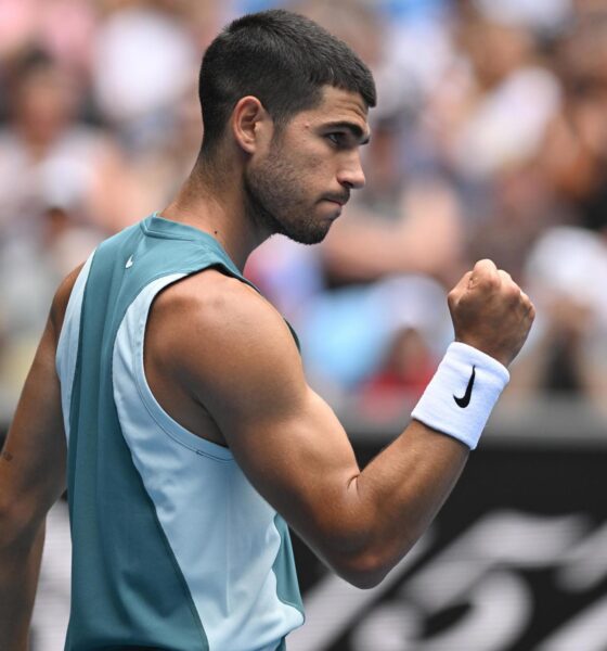 Carlos Alcaraz celebra su victoria sobre el japonés t Yoshihito Nishioka, en la segunda ronda del Abierto de Australia. EFE/EPA/LUKAS COCH AUSTRALIA AND NEW ZEALAND OUT