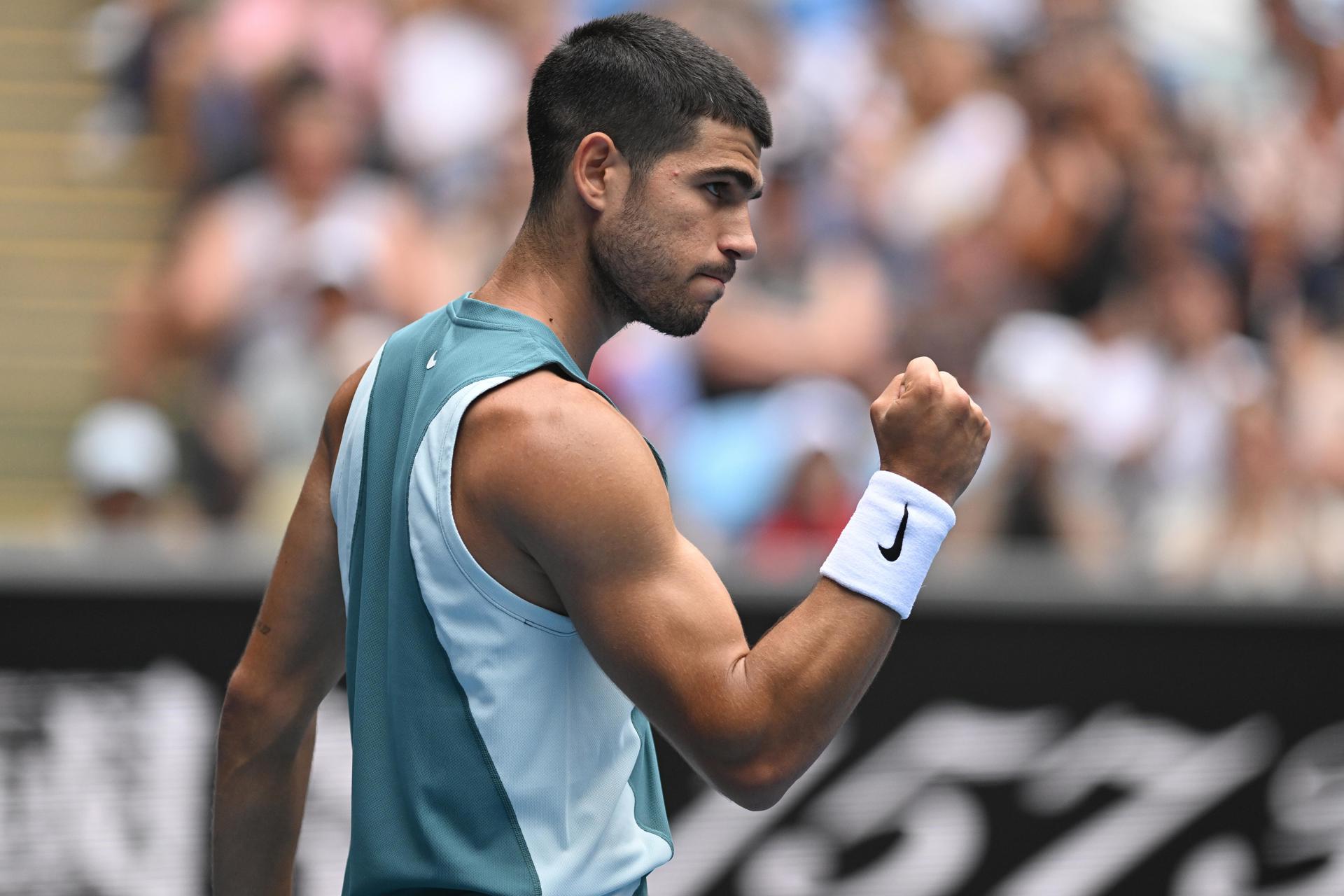 Carlos Alcaraz celebra su victoria sobre el japonés t Yoshihito Nishioka, en la segunda ronda del Abierto de Australia. EFE/EPA/LUKAS COCH AUSTRALIA AND NEW ZEALAND OUT