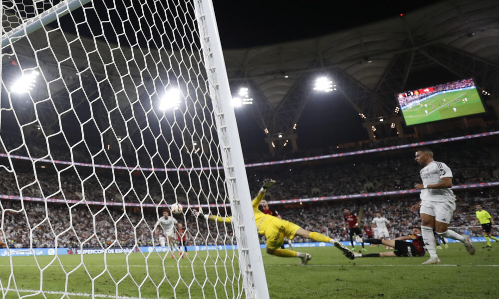 El guardameta eslovaco del Mallorca Dominik Greif (c) encaja el segundo gol del Real Madrid durante el partido de semifinales de la Supercopa de España de fútbol entre el Real Madrid y el RCD Mallorca, este jueves en Yeda. EFE/ Alberto Estévez