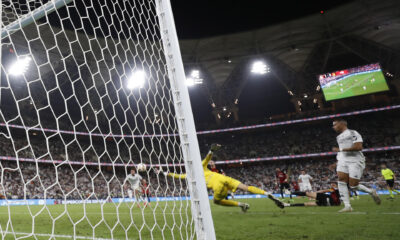 El guardameta eslovaco del Mallorca Dominik Greif (c) encaja el segundo gol del Real Madrid durante el partido de semifinales de la Supercopa de España de fútbol entre el Real Madrid y el RCD Mallorca, este jueves en Yeda. EFE/ Alberto Estévez