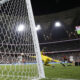 El guardameta eslovaco del Mallorca Dominik Greif (c) encaja el segundo gol del Real Madrid durante el partido de semifinales de la Supercopa de España de fútbol entre el Real Madrid y el RCD Mallorca, este jueves en Yeda. EFE/ Alberto Estévez