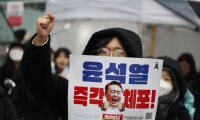 Fotografía de archivo de un miembro de la Confederación Coreana de Sindicatos (KCTU) que grita consignas durante una manifestación contra el presidente destituido Yoon Suk Yeol, cerca de la residencia presidencial en Seúl, Corea del Sur, el 5 de enero de 2025. EFE/EPA/Jeon Heon-Kyun