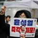 Fotografía de archivo de un miembro de la Confederación Coreana de Sindicatos (KCTU) que grita consignas durante una manifestación contra el presidente destituido Yoon Suk Yeol, cerca de la residencia presidencial en Seúl, Corea del Sur, el 5 de enero de 2025. EFE/EPA/Jeon Heon-Kyun