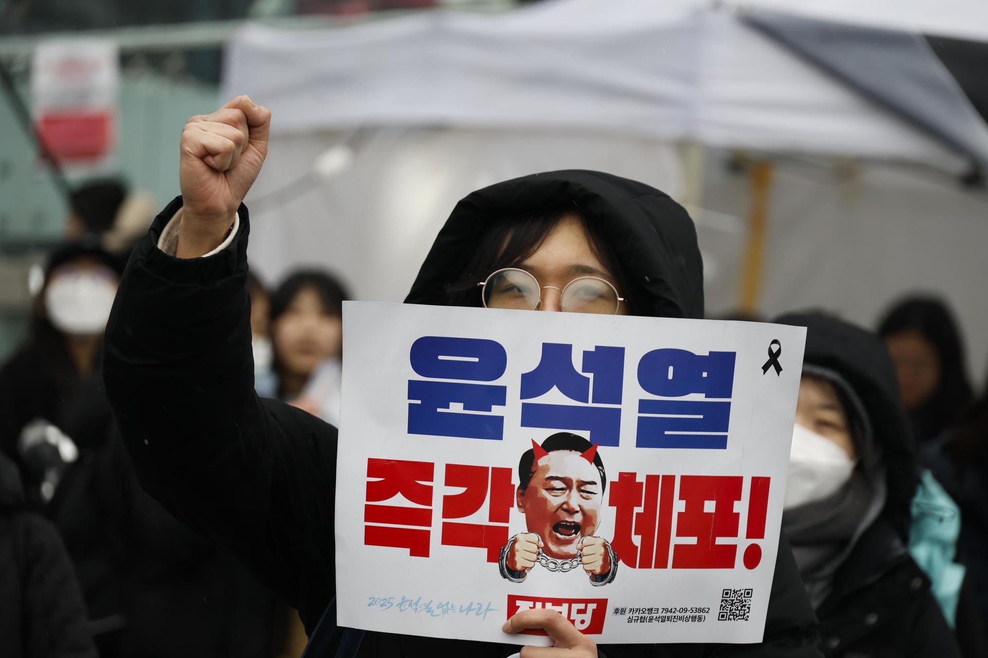 Fotografía de archivo de un miembro de la Confederación Coreana de Sindicatos (KCTU) que grita consignas durante una manifestación contra el presidente destituido Yoon Suk Yeol, cerca de la residencia presidencial en Seúl, Corea del Sur, el 5 de enero de 2025. EFE/EPA/Jeon Heon-Kyun