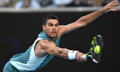 El tenista español Carlos Alcaraz en acción durante su partido de la primera ronda contra el kazajo Alexander Shevchenko en el Abierto de Australia 2025 en Melbourne, Australia. EFE/EPA/LUKAS COCH