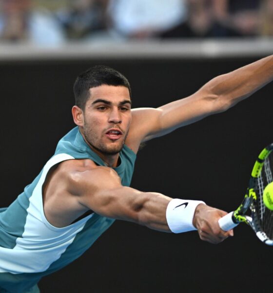 El tenista español Carlos Alcaraz en acción durante su partido de la primera ronda contra el kazajo Alexander Shevchenko en el Abierto de Australia 2025 en Melbourne, Australia. EFE/EPA/LUKAS COCH