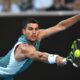 El tenista español Carlos Alcaraz en acción durante su partido de la primera ronda contra el kazajo Alexander Shevchenko en el Abierto de Australia 2025 en Melbourne, Australia. EFE/EPA/LUKAS COCH