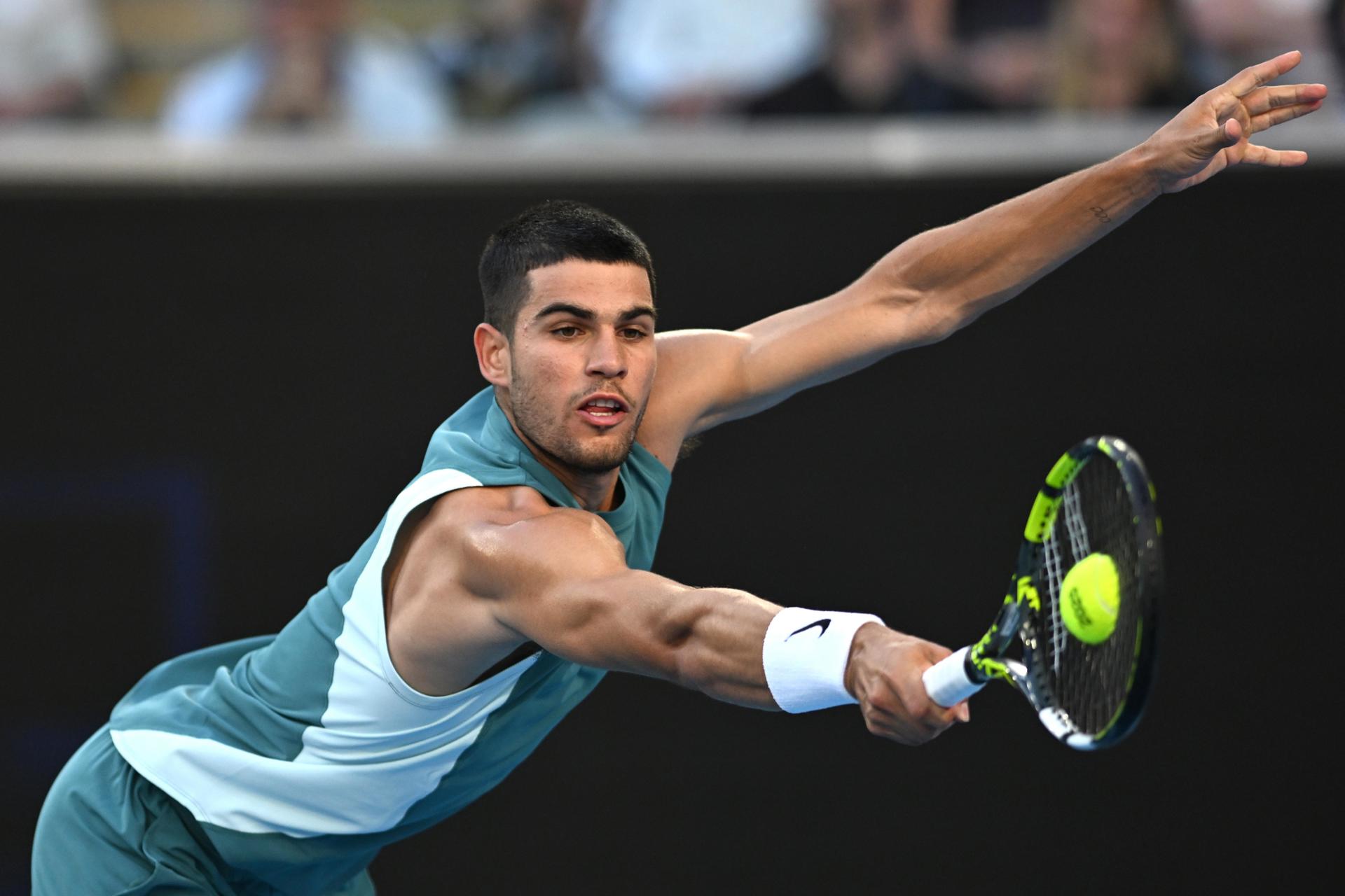 El tenista español Carlos Alcaraz en acción durante su partido de la primera ronda contra el kazajo Alexander Shevchenko en el Abierto de Australia 2025 en Melbourne, Australia. EFE/EPA/LUKAS COCH