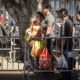 Fotografía de archivo en donde se ven migrantes que hacen fila en un puesto de control en Centroamérica. EFE/ Joebeth Terríquez