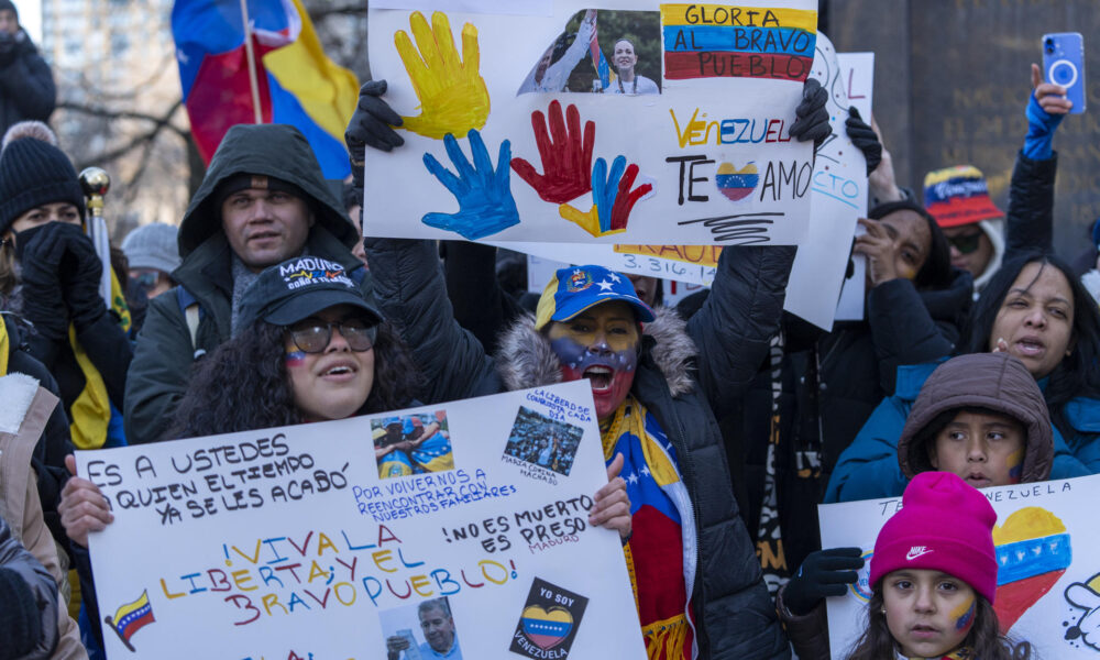 Venezolanos opositores participan de una manifestación en apoyo a la líder antichavista María Corina Machado y al líder opositor Edmundo González este jueves, frente a la estatua del libertador Simón Bolívar en el Central Park, en Nueva York (EE.UU.). EFE/ Ángel Colmenares