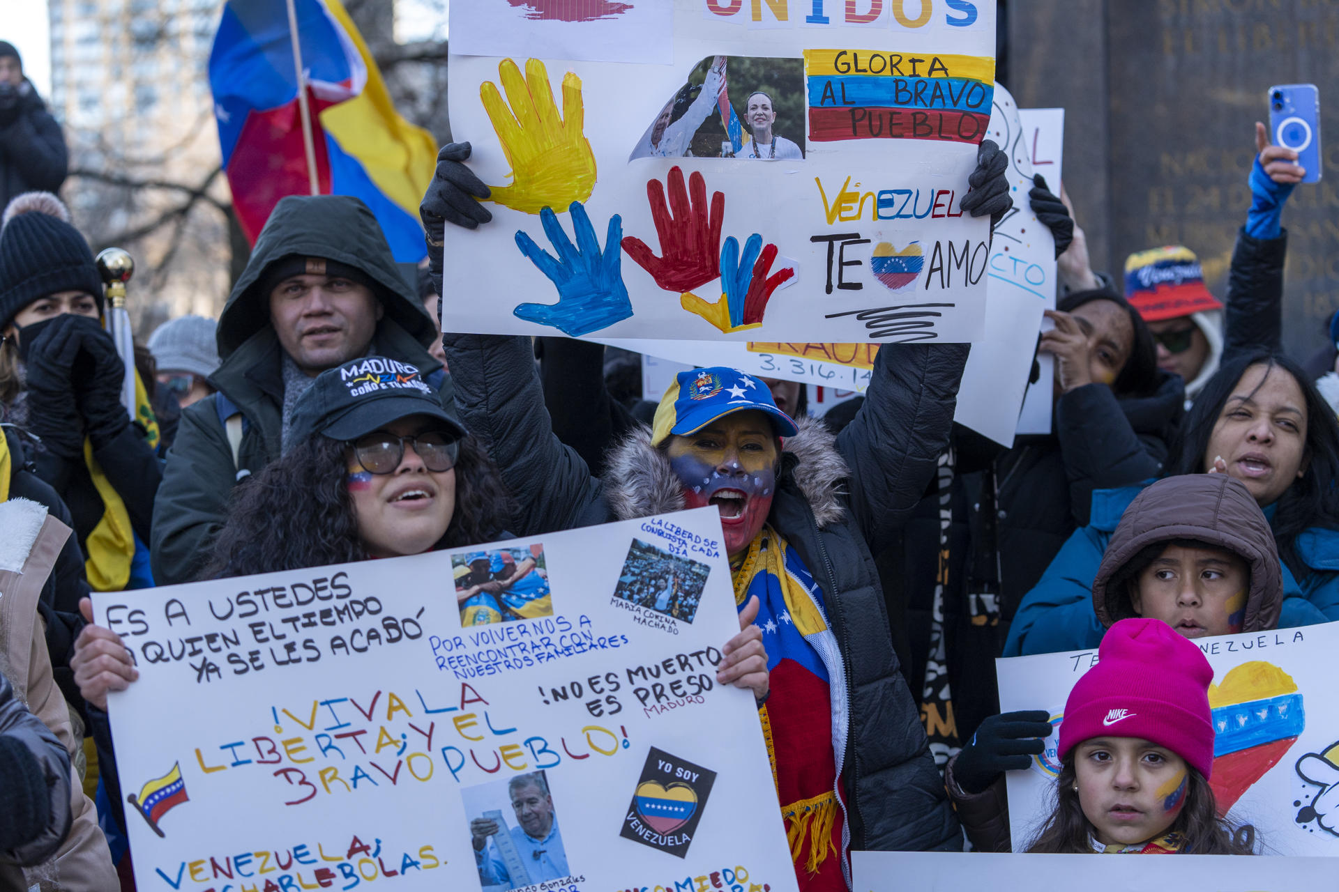 Venezolanos opositores participan de una manifestación en apoyo a la líder antichavista María Corina Machado y al líder opositor Edmundo González este jueves, frente a la estatua del libertador Simón Bolívar en el Central Park, en Nueva York (EE.UU.). EFE/ Ángel Colmenares