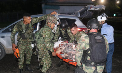 Fotografía cedida por la Brigada 30 del Ejército Nacional de Colombia de integrantes del de las Fuerzas Militares trasladando a una persona herida este jueves, en El Tarra (Colombia). EFE/ Brigada 30 del Ejército Nacional