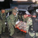 Fotografía cedida por la Brigada 30 del Ejército Nacional de Colombia de integrantes del de las Fuerzas Militares trasladando a una persona herida este jueves, en El Tarra (Colombia). EFE/ Brigada 30 del Ejército Nacional