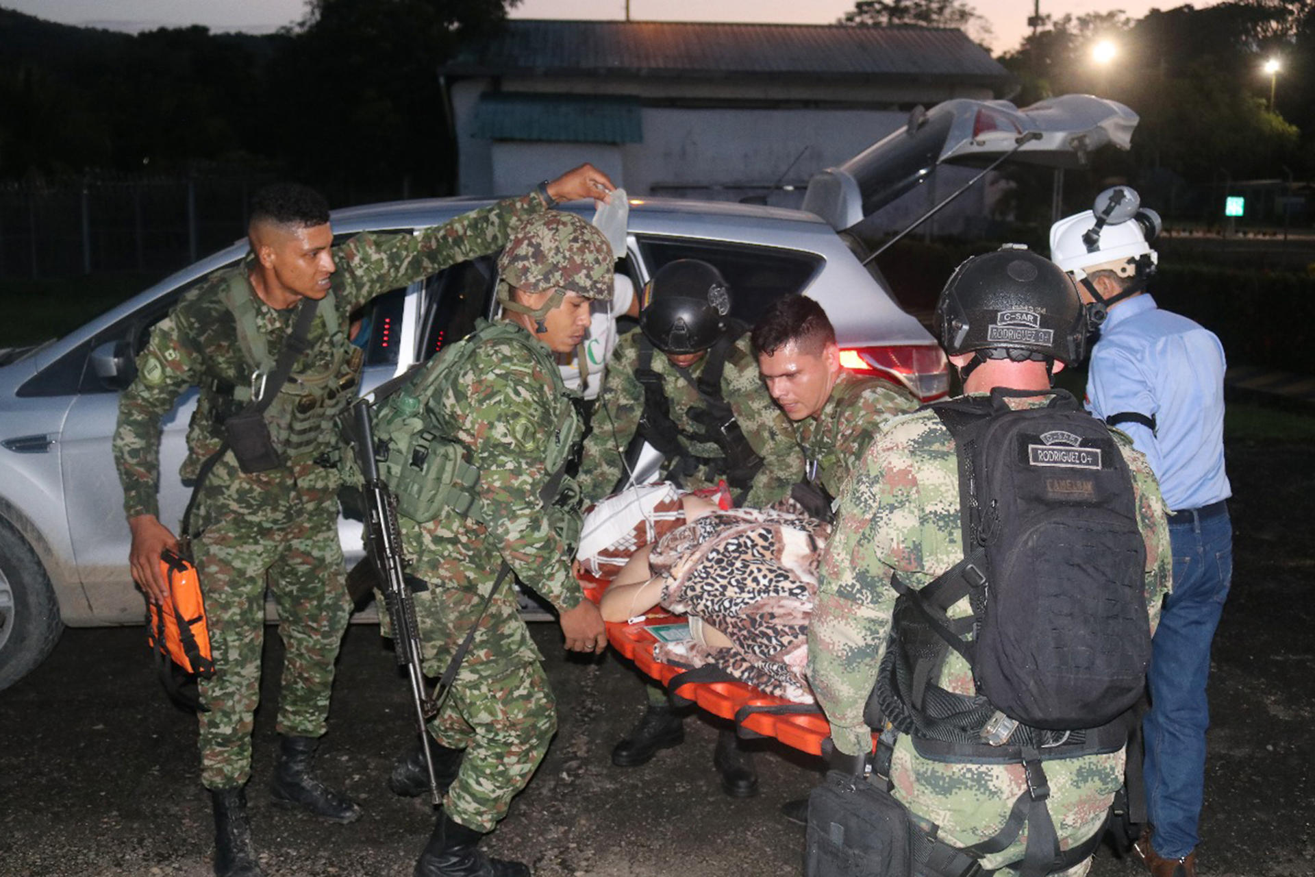 Fotografía cedida por la Brigada 30 del Ejército Nacional de Colombia de integrantes del de las Fuerzas Militares trasladando a una persona herida este jueves, en El Tarra (Colombia). EFE/ Brigada 30 del Ejército Nacional